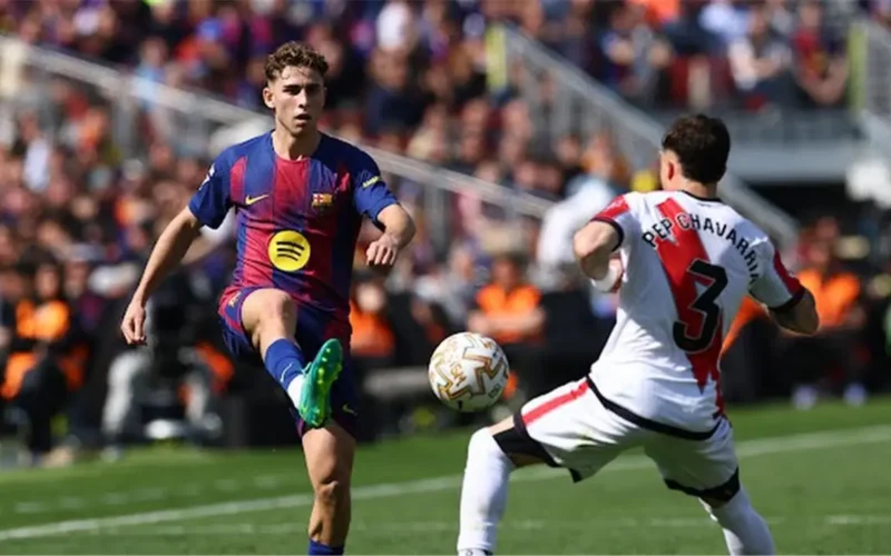 رأسية أراوخو تقود برشلونة لتجاوز عقبة رايو فاليكانو في الدوري الإسباني